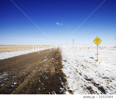 Dirt winter road. 3353564