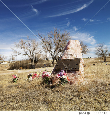 Tombstone with flowers. Tombstone with flowers. 3353618