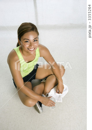 Healthy woman sitting. 3355264