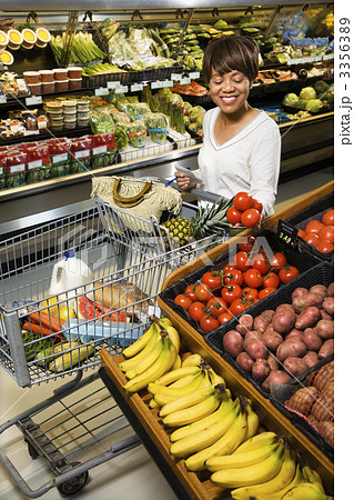 Woman grocery shopping. 3356389