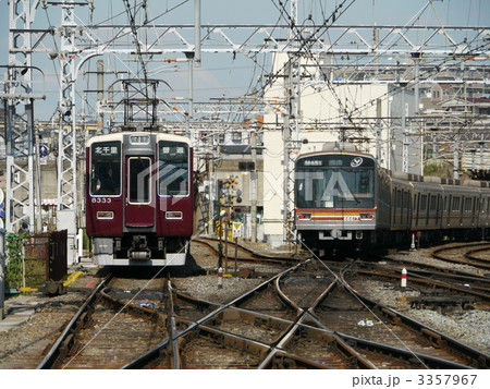 阪急 淡路駅平面交差 阪急8300系 大阪市６６系 3357967
