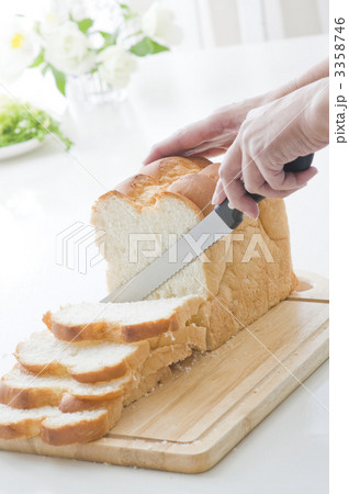 3358746
