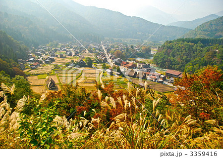 丘の上から眺めた「白川郷集落」（岐阜県大野郡白川村荻町） 3359416