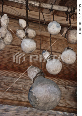 軒下に吊るされた「ヒョウタン」（岐阜県大野郡白川村荻町） 3359449