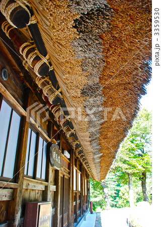 茅葺き屋根の軒下(五箇山/富山県南砺市) 茅葺き屋根の軒下(五箇山/富山県南砺市) 3359530