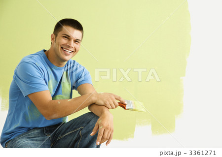 Smiling painting man. 3361271
