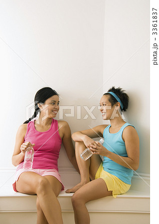 Workout friends taking break 3361837