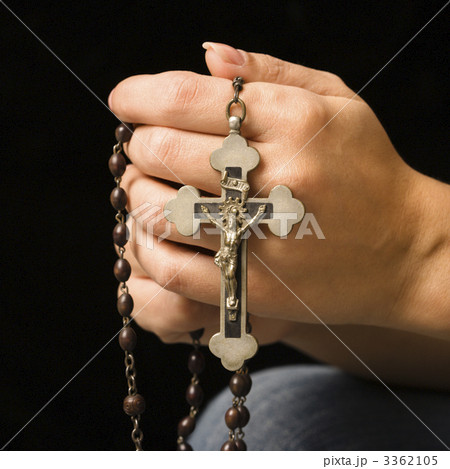 Woman holding rosary. 3362105