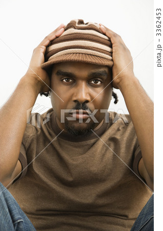 Man holding hat on head. 3362453