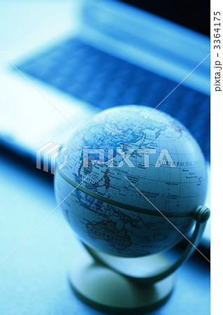 地球儀とパソコン 3364175