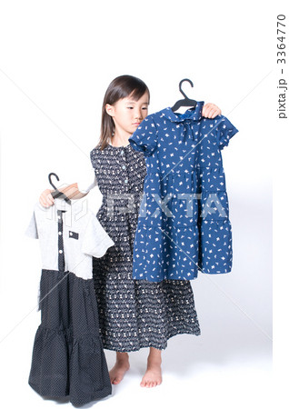 洋服を選ぶ女の子 洋服を選ぶ女の子 3364770