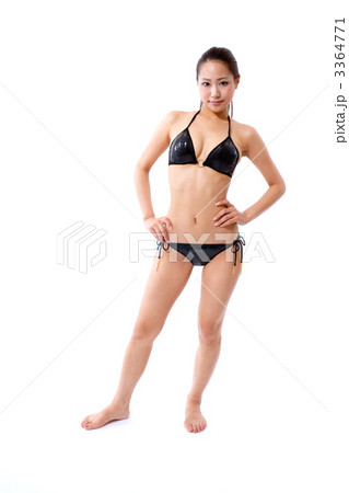 水着の若い女性 3364771