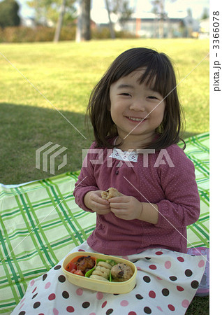 外でお弁当 3366078