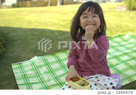 外でお弁当 3366079