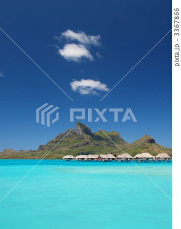 タヒチ　ボラボラ　オテマヌ山と水上コテージ 3367866