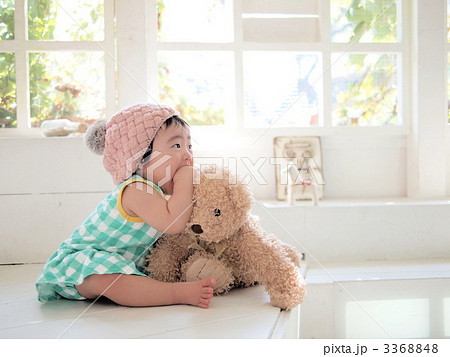 ぬいぐるみと遊んでいる赤ちゃん ぬいぐるみと遊んでいる赤ちゃん 3368848