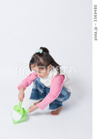 掃除をする女の子 3369480