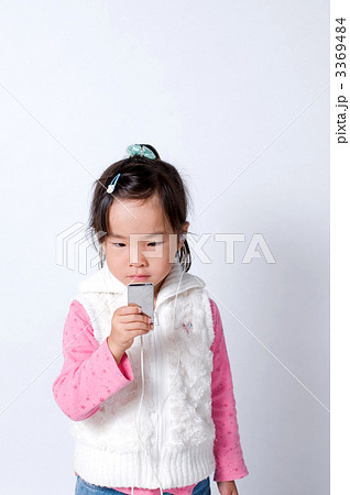 音楽を聴く女の子 3369484