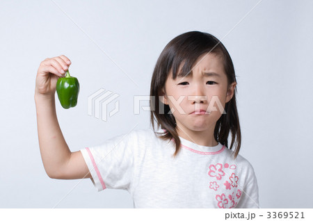 ピーマンを食べる女の子 ピーマンを食べる女の子 3369521