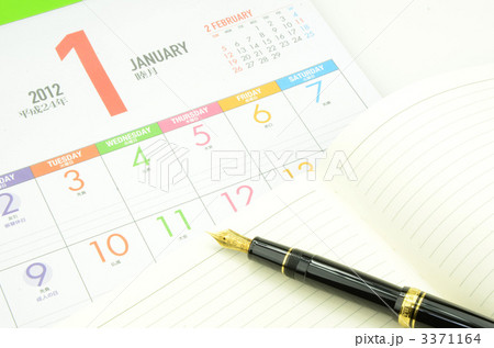 カレンダーとメモ帳と万年筆  カレンダーとメモ帳と万年筆  3371164