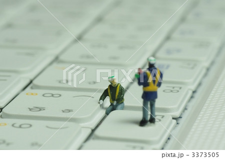 キーボードを修理する小人 3373505