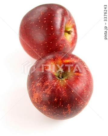 白背景に林檎の秋映、2個のリンゴの秋映え 3376243