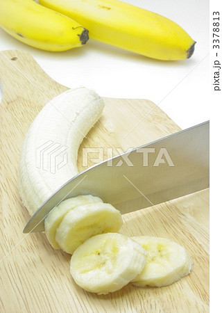 バナナを切るの写真素材