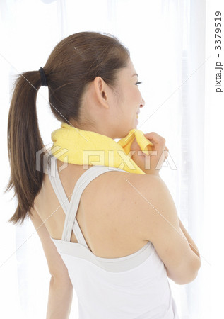 窓辺で汗を拭く女性 3379519