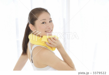 窓辺で汗を拭く女性 3379522