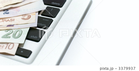 パソコンのキーボードと世界の紙幣と白バック パソコンのキーボードと世界の紙幣と白バック 3379937