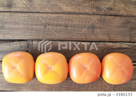 一列に並べた庄内柿4個 完熟フルーツ 一列に並べた庄内柿4個 完熟フルーツ 3380155