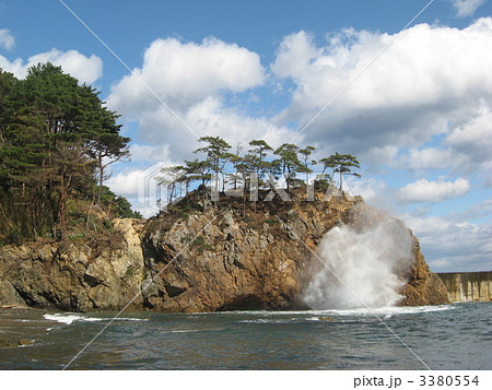 三陸海岸の潮吹き岩 3380554