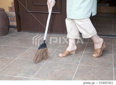 玄関の掃除 3380581
