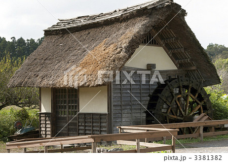 藁葺き屋根の水車小屋の写真素材