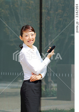 iPhoneを持つビジネスウーマン 3382964