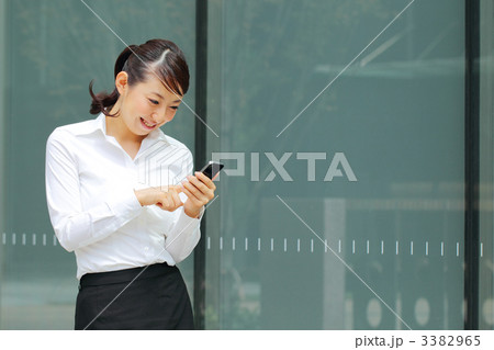 iPhoneを持つビジネスウーマン iPhoneを持つビジネスウーマン 3382965
