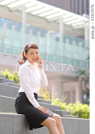 iPhoneを持つ女の子 3382978