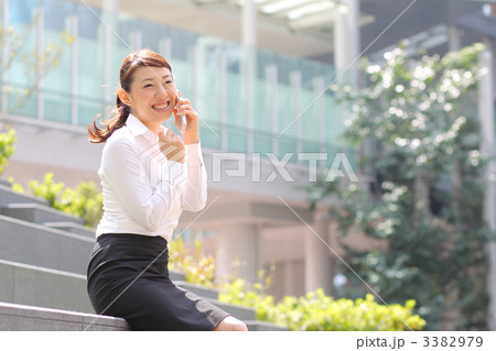 iPhoneを持つ女の子 3382979