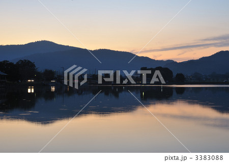 京都　初秋の広沢池　池への映りこみ 3383088