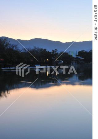 京都　初秋の広沢池　池への映りこみ 3383089