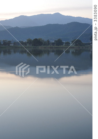 京都　初秋の広沢池　池への映りこみ 3383090