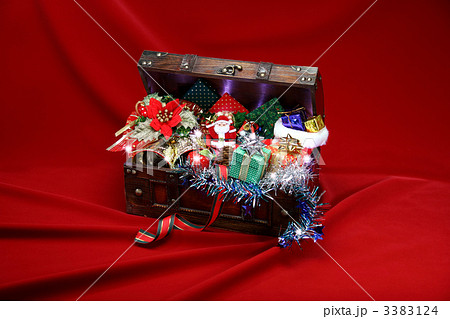 赤い布の上のクリスマスの宝箱 3383124