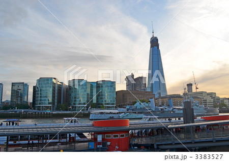 シティオブロンドンのビル群と通称チーズグレータービル 3383527