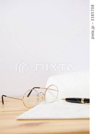 ペンと丸眼鏡_縦 3385708