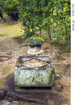 桂離宮　外腰掛の二重桝形の手水鉢と灯籠 3385795