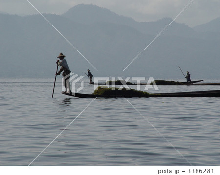 湖で働く人たち(インレー湖/ミャンマー) 湖で働く人たち(インレー湖/ミャンマー) 3386281