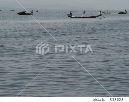 湖で働く人たち(インレー湖/ミャンマー) 湖で働く人たち(インレー湖/ミャンマー) 3386284