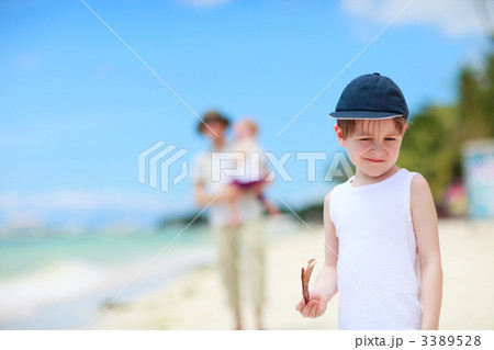 Boy on vacation 3389528