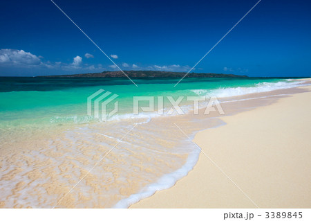 Perfect tropical beach 3389845
