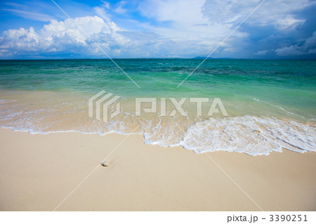 Perfect tropical beach 3390251